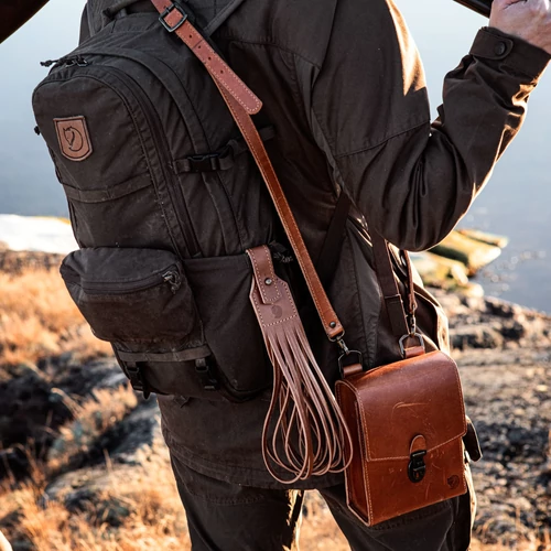 FJÄLLRÄVEN Játékszíj bőr aggaték